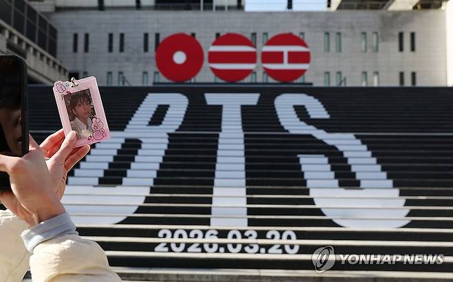BTS로 꾸민 세종문화회관 계단…3월 컴백 앞두고 전 세계 홍보 (서울=연합뉴스) 윤동진 기자 = 6일 서울 세종문화회관 계단이 오는 3월 정규 5집으로 돌아오는 그룹 방탄소년단(BTS) 관련 홍보로 꾸며져 있다. 2026.1.6 mon@yna.co.kr