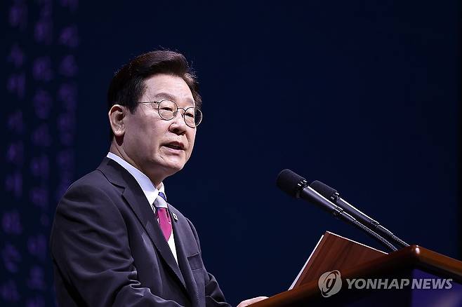 이재명 대통령, 3·1절 기념사 (서울=연합뉴스) 김도훈 기자 = 이재명 대통령이 1일 서울 강남구 코엑스에서 열린 제107주년 3·1절 기념식에서 기념사를 하고 있다.  2026.3.1 superdoo82@yna.co.kr