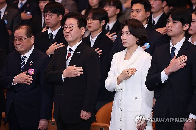 이재명 대통령 부부, 제107주년 3·1절 기념식 국민의례 (서울=연합뉴스) 김도훈 기자 = 이재명 대통령과 김혜경 여사, 이종찬 광복회장 등이 1일 서울 강남구 코엑스에서 열린 제107주년 3·1절 기념식에서 국기에 경례하고 있다. 2026.3.1 superdoo82@yna.co.kr