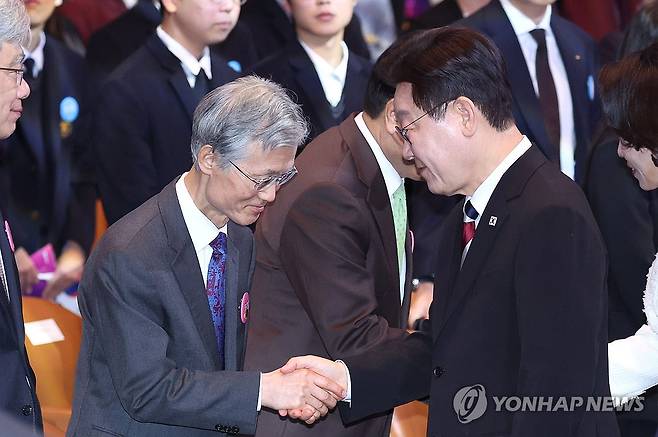 이재명 대통령, 조희대 대법원장과 악수 (서울=연합뉴스) 김도훈 기자 = 이재명 대통령이 1일 서울 강남구 코엑스에서 열린 제107주년 3·1절 기념식에서 조희대 대법원장과 악수하고 있다.  2026.3.1  [청와대통신사진기자단] superdoo82@yna.co.kr