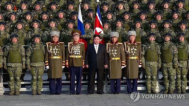 김정은 북한 국무위원장 (서울=연합뉴스) 김정은 북한 국무위원장이 지난 27일 당 제9차대회 기념 열병식 참가 부대 지휘관·병사들을 만나 기념사진을 찍었다고 조선중앙TV가 28일 보도했다. [조선중앙TV 화면] 2026.2.28 
    [국내에서만 사용가능. 재배포 금지. For Use Only in the Republic of Korea. No Redistribution] nkphoto@yna.co.kr