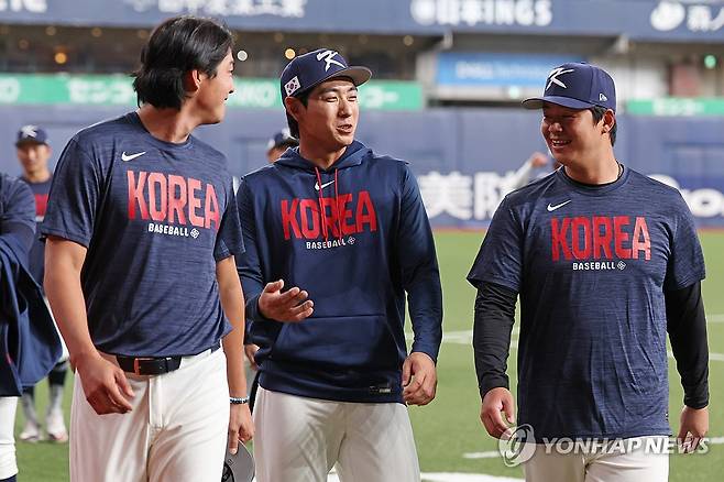 화기애애한 대표팀 (오사카=연합뉴스) 임화영 기자 = 월드베이스볼클래식(WBC) 출전을 앞둔 한국 야구 대표팀 구자욱(왼쪽부터), 이정후, 노시환이 1일 일본 오사카 교세라돔에서 훈련을 하는 도중 대화하고 있다. 2026.3.1 hwayoung7@yna.co.kr