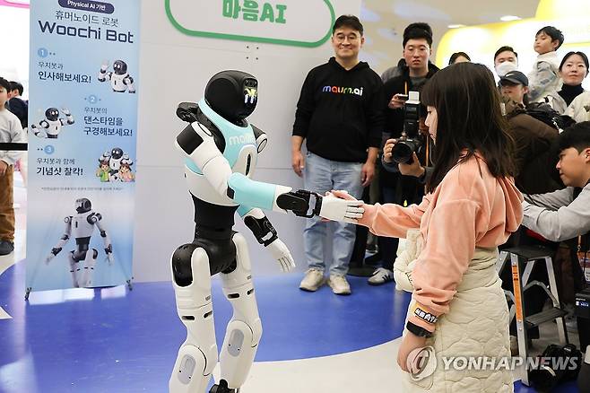 '반갑다 친구야' 휴머노이드 로봇과 인사하는 어린이들 (서울=연합뉴스) 류효림 기자 = 1일 서울 중구 동대문디자인플라자(DDP)에서 열린 '서울 AI 페스티벌 2026'에서 참관객들이 휴머노이드 로봇을 살펴보고 있다. 2026.3.1 ryousanta@yna.co.kr