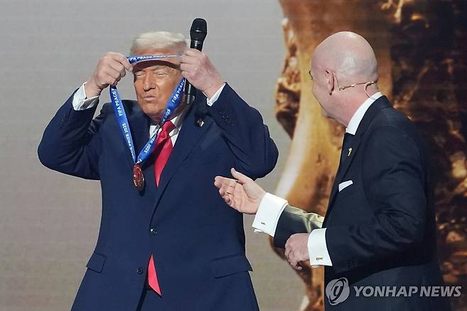 FIFA 평화상을 받은 도널드 트럼프 미국 대통령 [AP=연합뉴스 자료사진]