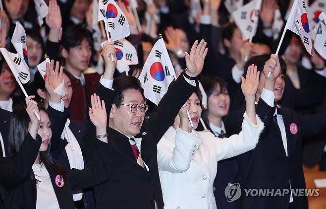 3·1절 기념식, 만세 삼창하는 이재명 대통령 부부 (서울=연합뉴스) 김도훈 기자 = 이재명 대통령과 김혜경 여사가 1일 서울 강남구 코엑스에서 열린 제107주년 3·1절 기념식에서 만세 삼창을 하고 있다.  2026.3.1  [청와대통신사진기자단] superdoo82@yna.co.kr