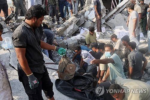 폭격에 파괴된 이란 여자초등학교에서 발견된 책가방 [AP=연합뉴스]
