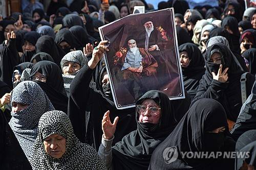 이란 최고지도자 초상화 든 파키스탄 무슬림들 [AP 연합뉴스. 재판매 및 DB 금지]