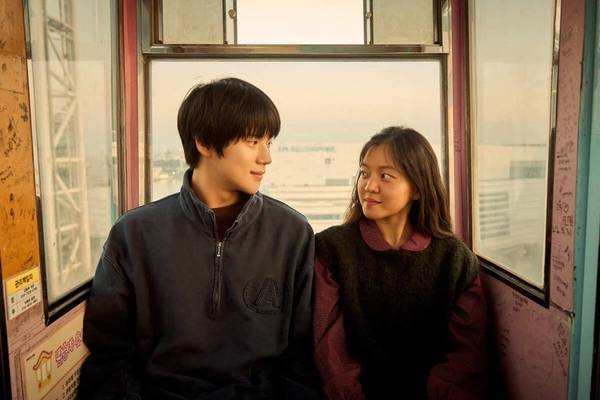 영화 ‘파반느’에서 미정(고아성)과 경록(문상민)이 회전 관람차를 타는 장면. /넷플릭스 제공