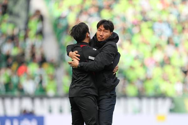 부천FC 1995 갈레고가 1일 전주월드컵경기장에서 열린 전북현대와의 하나은행 K리그1 1라운드 경기에서 득점하자 이영민 감독이 코치와 기뻐하고 있다. 2026.3.1 /한국프로축구연맹 제공