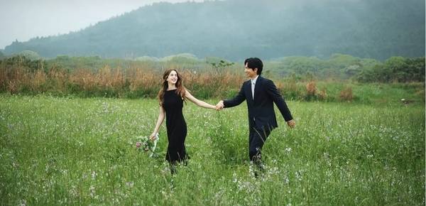 산정부의 남쪽이 정상이고 북쪽은 봉긋한 모양으로 부풀어 올라있어 그 사이가 다소 우묵져 있고, 동서사면으로는 작은 골이 얕게 패여 있는 기생화산체이다. /제주관광공사 제공