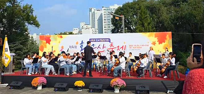 ▲ 도농청소년오케스트라가 지역축제에서 연주하고 있다. /사진제공=조은령
