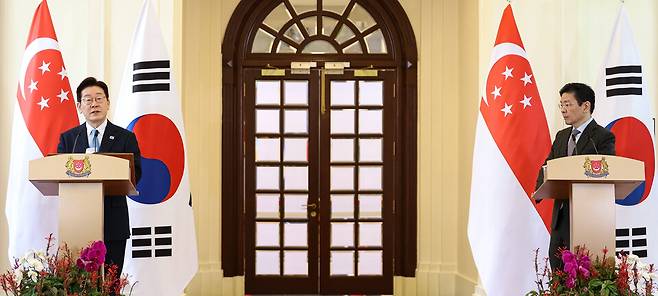 ▲&nbsp;이재명 대통령과 로런스 웡 싱가포르 총리가 2일 싱가포르 외교부 청사에서 정상회담 후 공동언론발표를 하고 있다. /연합뉴스