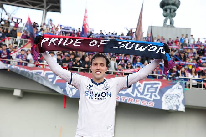 1일 청주종합운동장서 열린 프로축구 K리그2 충북청주전서 멀티골을 터트린 수원FC 프리조가 경기직후 기념촬영을 하고 있다. 사진=한국프로축구연맹