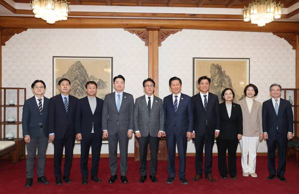&nbsp;김민석&nbsp;국무총리가 8일 서울 종로구 삼청동 총리공관에서 열린 고위당정협의회에서 강훈식 대통령 비서실장, 더불어민주당&nbsp;정청래&nbsp;대표 등 참석자들과 기념 촬영하고 있다. 2026.2.8 ㅔ사진=연합뉴스]