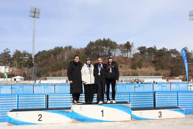 ▲ 예카테리나(충북바이애슬론연맹)가 여자일반부 스프린트와 집단출발에서 금메달을 싹쓸이한 뒤 기념 촬영을 하고 있다./충북체육회 제공