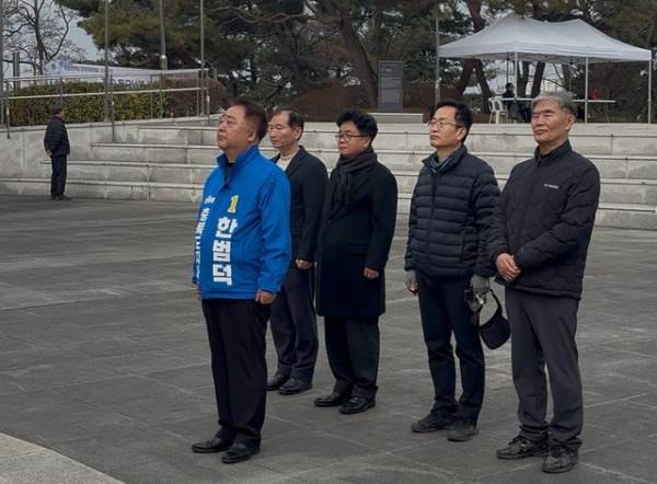 지난 1일 청주시 삼일공원에서 더불어민주당 한범덕 충북지사 예비후보가 &nbsp;순국선열들의 넋을 기리고 있다. /한범덕 캠프 제공
