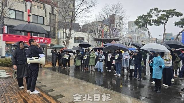 유가족들이 2일 전주오거리광장에서 자임추모공원 사태 해결을 촉구하고 있다. /김문경 기자