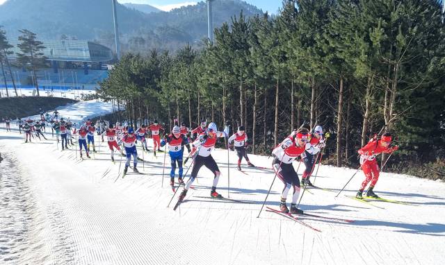 제107회 전국동계체육대회 바이애슬론 집단출발 종목에 출전한 선수들이 힘겹게 언덕을 오르고 있다. 전북자치도체육회 제공