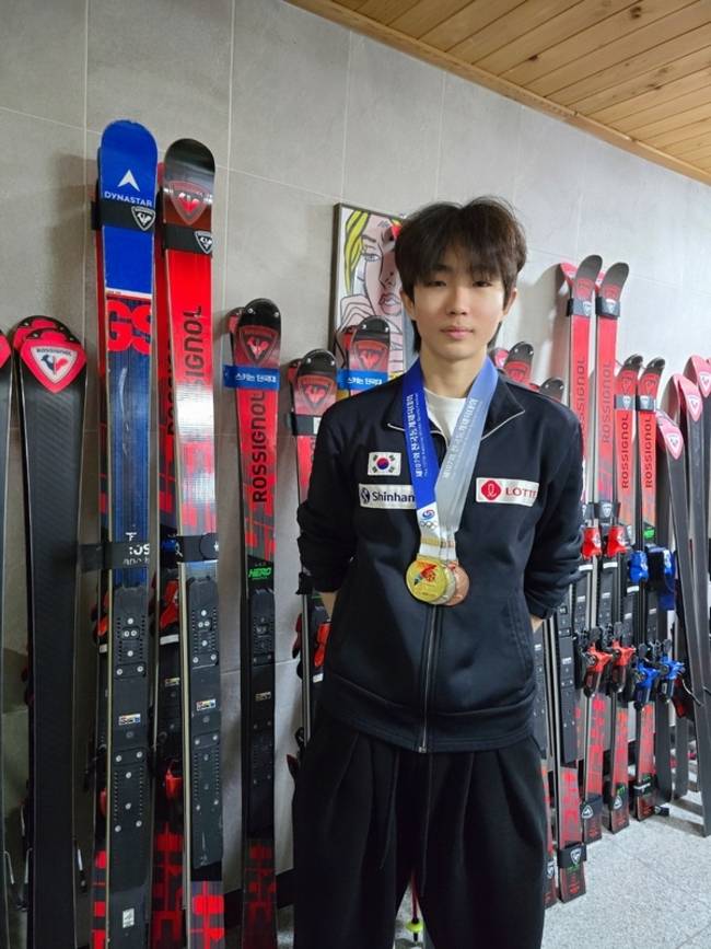 제107회 전국동계체육대회 스키알파인 종목에서 금메달을 따낸 임승민이 메달을 메고 기념 촬영을 하고 있다. /경남스키협회