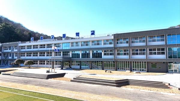 그린스마트 미래학교 사업을 완료한 고성고등학교 전경. /고성고