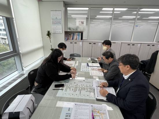 경남도 관계자들이 27일 국토교통부와 국회를 잇달아 방문해 창녕군 부곡온천 일원의 우수한 입지여건을 설명하고 있다.사진=경남도