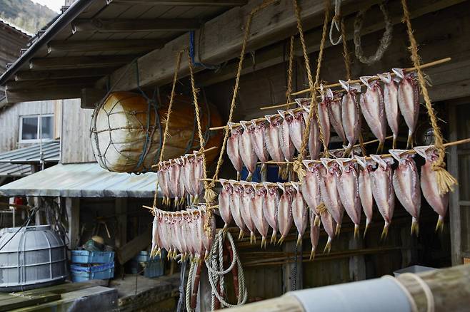 수상가옥에 생선을 말리고 있는 모습_일본관광청 제공