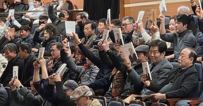▲ 지난 2일 김 섭 예비후보 출판기념회에서 참석자들이 책을 들고 세리머니를 펼치고 있다. 권오석 기자