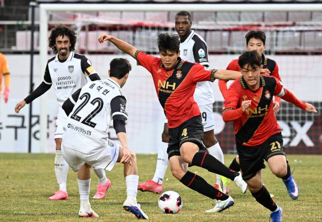 지난 1일 창원축구센터에서 열린 K리그2 경남FC와 전남 드래곤즈와의 개막전에서 경남FC 최성진 선수가 돌파를 시도하고 있다./성승건 기자/