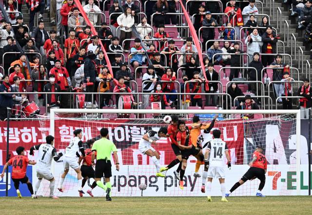 지난 1일 창원축구센터에서 K리그2 경남FC와 전남 드래곤즈와의 개막전이 펼쳐지고 있다./성승건 기자/
