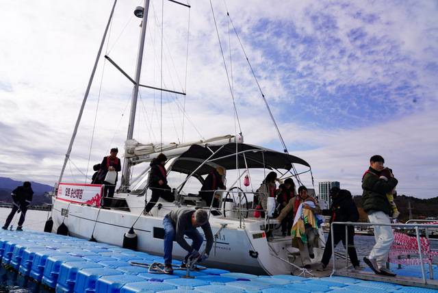 후포 마리나항에서 축제장까지 운항하는 셔틀 보트와 무료 요트 승선 체험이 새롭게 도입돼 후포항의 아름다운 풍경을 감상할 수 있는 특별한 경험을 제공했다. 울진군 제공
