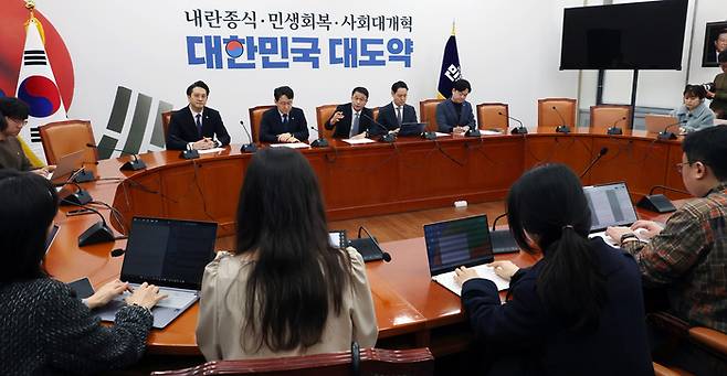 더불어민주당 한병도 원내대표가 2일 국회에서 현안 관련 기자간담회를 하고 있다. 연합뉴스