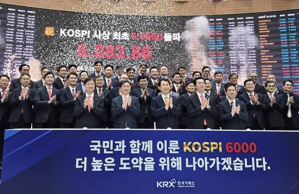 2월25일 '코스피 사상 최초 6000p 돌파 기념식'에서 정은보 한국거래소 이사장을 비롯해 강민국 정무위원회 야당 간사, 이억원 금융위원장, 이찬진 금융감독원장, 황성엽 금융투자협회장과 유관기관장 및 업계 대표들이 축포를 터트리고 기념촬영을 하고 있다. [출처= 최수진 기자]