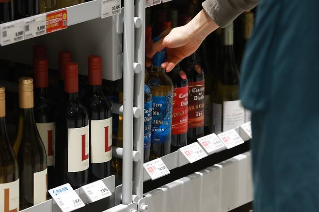 서울의 한 대형마트에서 시민이 와인을 고르고 있다. [사진=연합뉴스]