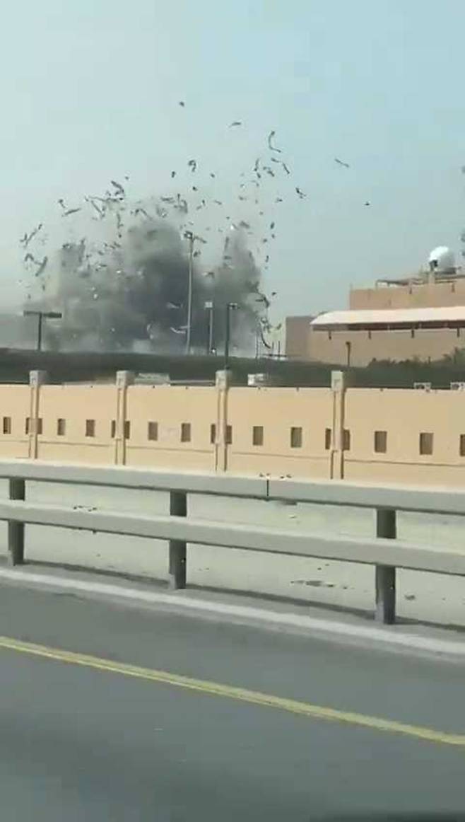 이란 공습으로 바레인의 미 해군 제5함대 본부 근처에서 폭발이 일어난 모습. X 캡처