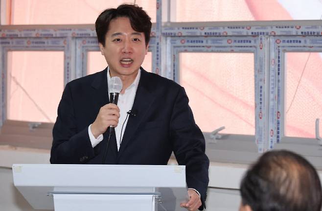 이준석 개혁신당 대표가 지난달 27일 부산 부산진구 부전동 정이한 부산시장 예비후보 선거사무소 개소식에 참석해 가진 타운홀 미팅에서 질의에 답변하고 있다. (사진=연합뉴스)