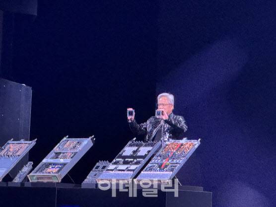 젠슨 황 엔비디아 CEO가 1월 5일(현지시간) 미국 라스베이거스 퐁텐블로 호텔에서 열린 CES 2026 특별연설에서 차세대 AI 칩 베라 루빈을 소개하고 있다.(사진=공지유 기자)