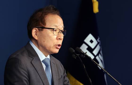더불어민주당 김이수 중앙당 공천관리위원장이 오늘(2일) 서울 여의도 중앙당사에서 공천 심사 결과를 발표하고 있습니다. [사진출처=연합뉴스]