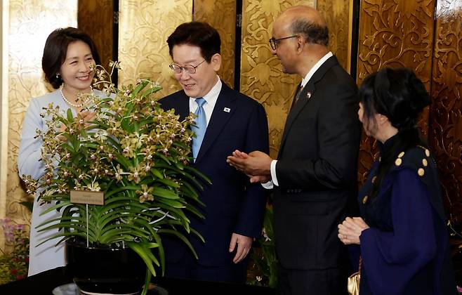 싱가포르를 국빈방문한 이재명 대통령과 김혜경 여사가 2일 싱가포르 외교부 청사에서 공식 환영식 후 타르만 샨무가라트남 싱가포르 대통령, 제인 이토기 샨무가라트남 여사와 난초명명식을 하고 있다. 〈사진=연합뉴스〉