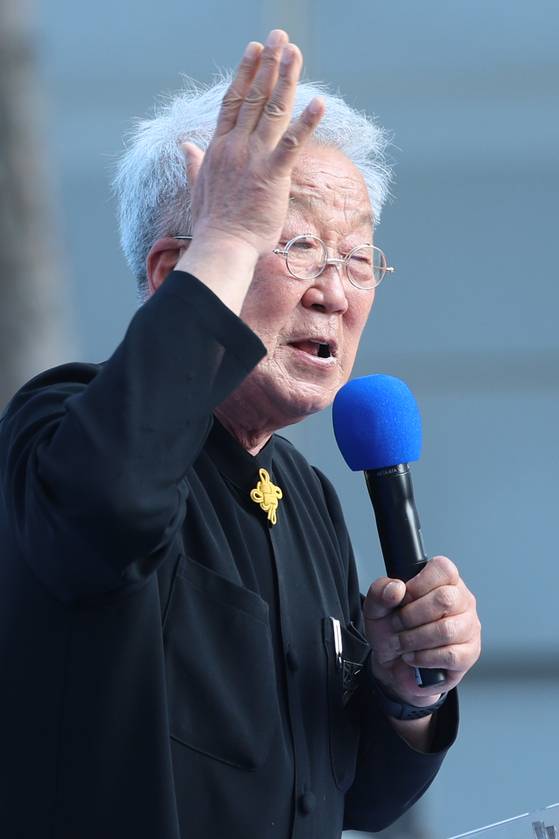 배우 명계남 씨가 지난해 5월 26일 경기 남양주시 평내호평역 광장에서 열린 이재명 당시 더불어민주당 대선 후보 유세에서 지지발언을 하고 있는 모습. 〈사진=연합뉴스〉