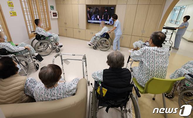 2일 보험업계에 따르면 교보생명은 치매의 조기 발견과 최신 약물 치료를 통해 치매 치료의 골든타임을 지켜주는 '교보더안심치매·간병보험(무배당)'을 출시했다. 사진은 서북병원은 서울시 첫 치매안심병원이다. 2024.4.4 ⓒ 뉴스1 이동해 기자