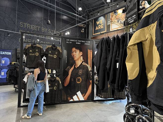 BMO 스타디움 스토어에 걸린 손흥민 유니폼ⓒ 뉴스1 윤슬빈 관광전문기자