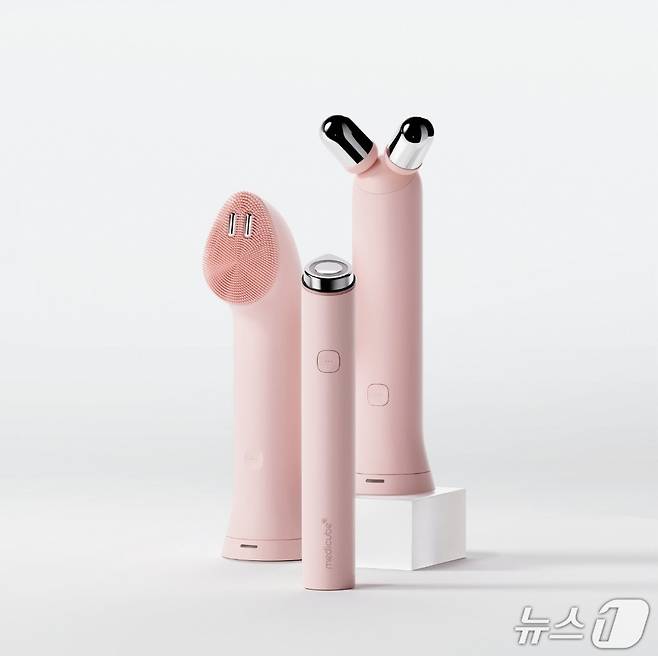 메디큐브 에이지알의 결합형 뷰티 디바이스 라인업. (에이피알 제공)