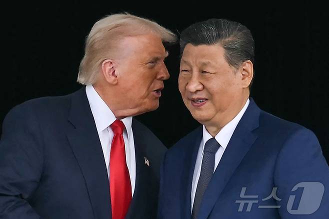 도널드 트럼프 미국 대통령(왼쪽)과 시진핑 중국 국가주석이 30일 부산 김해국제공항 옆 김해공군기지에서 정상회담을 마친 뒤 대화를 나누고 있다. 2025.10.30 ⓒ 뉴스1 ⓒ AFP=뉴스1