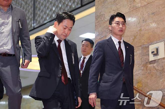 장동혁 국민의힘 대표가 1일 서울 여의도 국회에서 열린 의원총회를 마친 후 총회장을 나서고 있다. 2026.3.1 ⓒ 뉴스1 신웅수 기자