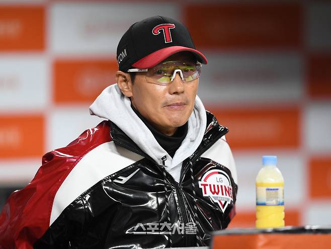 LG 염경엽 감독이 30일 대전 한화생명볼파크에서 열린 2025 KBO 한국시리즈 4차전 한화와 경기를 지켜보고 있다. 대전 | 최승섭기자 thunder@sportsseoul.com