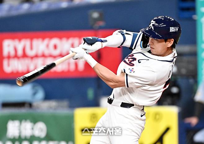WBC 대한민국 야구대표팀의 이정후가 2일 일본 오사카 교세라돔에서 열린 한신 타이거즈와 연습경기 1회초 1사 1루 한신 선발 사이키를 상대로 안타를 치고 있다. 오사카 | 박진업 기자 upandup@sportsseoul.com