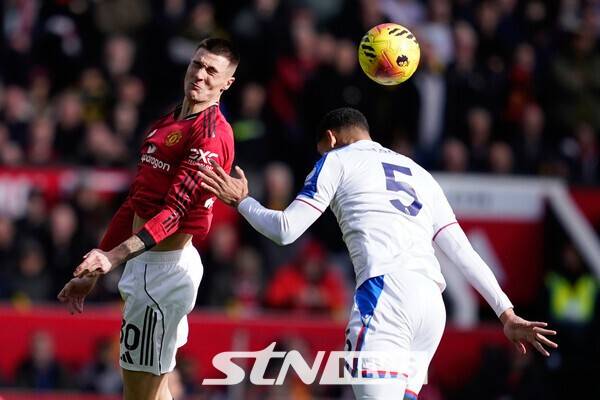 공을 향해 점프하는 맨유의 베냐민 셰슈코. /사진=뉴시스(AP)