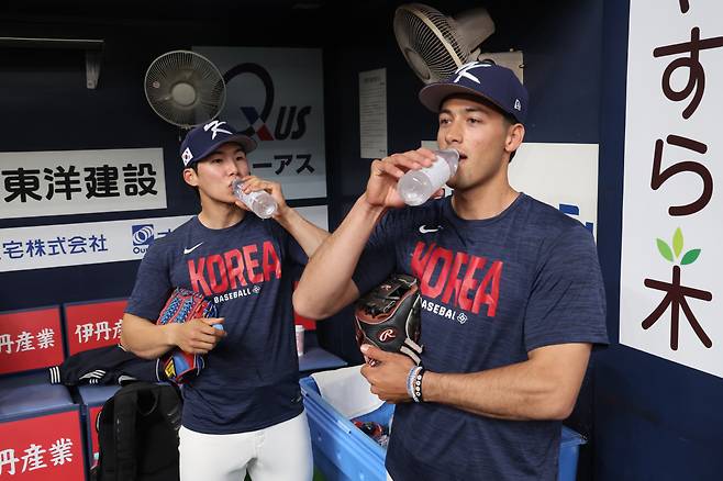 나란히 물 마시는 김혜성-셰이 위트컴

    (오사카=연합뉴스) 임화영 기자 = 월드베이스볼클래식(WBC) 출전을 앞둔 한국 야구 대표팀 김혜성과 셰이 위트컴이 1일 일본 오사카 교세라돔에서 훈련을 하는 도중 물을 마시고 있다. 2026.3.1

    hwayoung7@yna.co.kr

(끝)





<저작권자(c) 연합뉴스, 무단 전재-재배포, AI 학습 및 활용 금지>