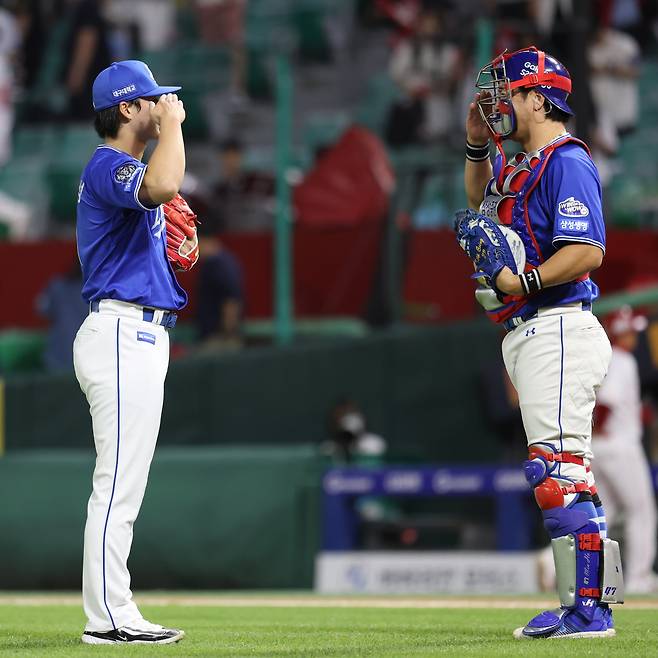 지난해 6월5일 인천 SSG전 시즌 5세이브에 성공한 뒤 거수경례 세리머니.