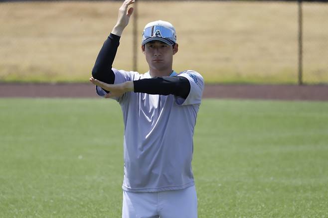 몸을 푸는 스기모토. 사진제공=KT 위즈